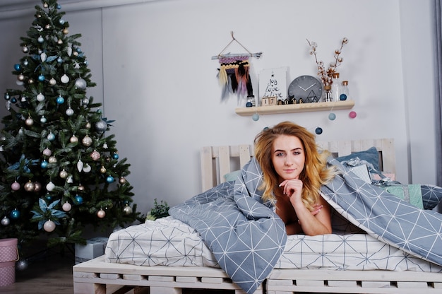 Sexy Modelo Rubia Desnuda En La Cama Con Cajas De Regalo De Navidad