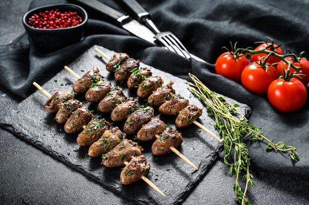 Shish Kebab A La Parrilla Con Corazones De Pollo Fondo Negro Vista