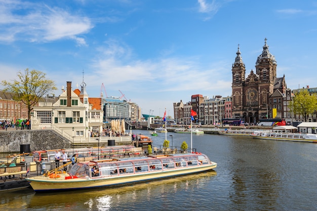 Sightseeng En Canal Boats Cerca De La Estacion Central De Amsterdam Foto Premium