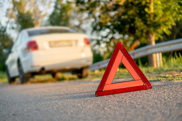 Un Signo De Tri Ngulo Rojo En La Carretera Como S Mbolo Del Accidente