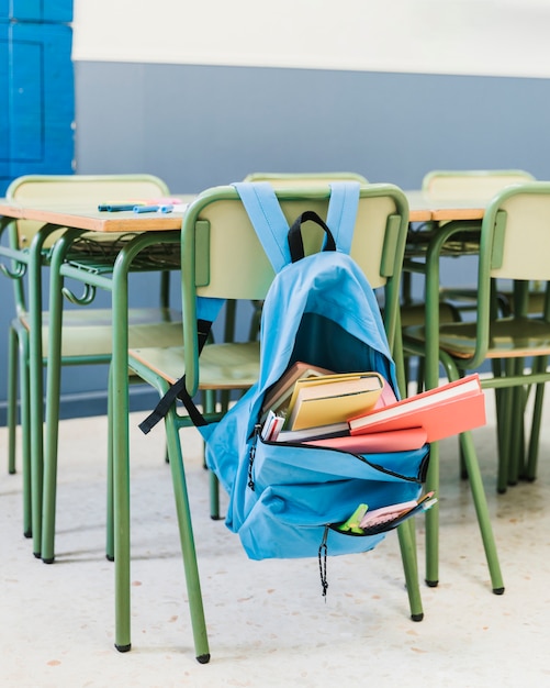 Silla con mochila en el colegio. | Foto Gratis