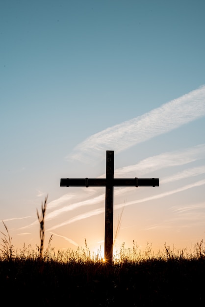 Silueta De Cruz De Madera En Un Campo De Hierba Con Un Cielo Azul En El ...