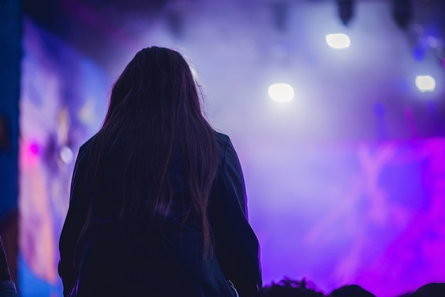 Silueta De Una Gran Multitud En Concierto Contra Un Escenario