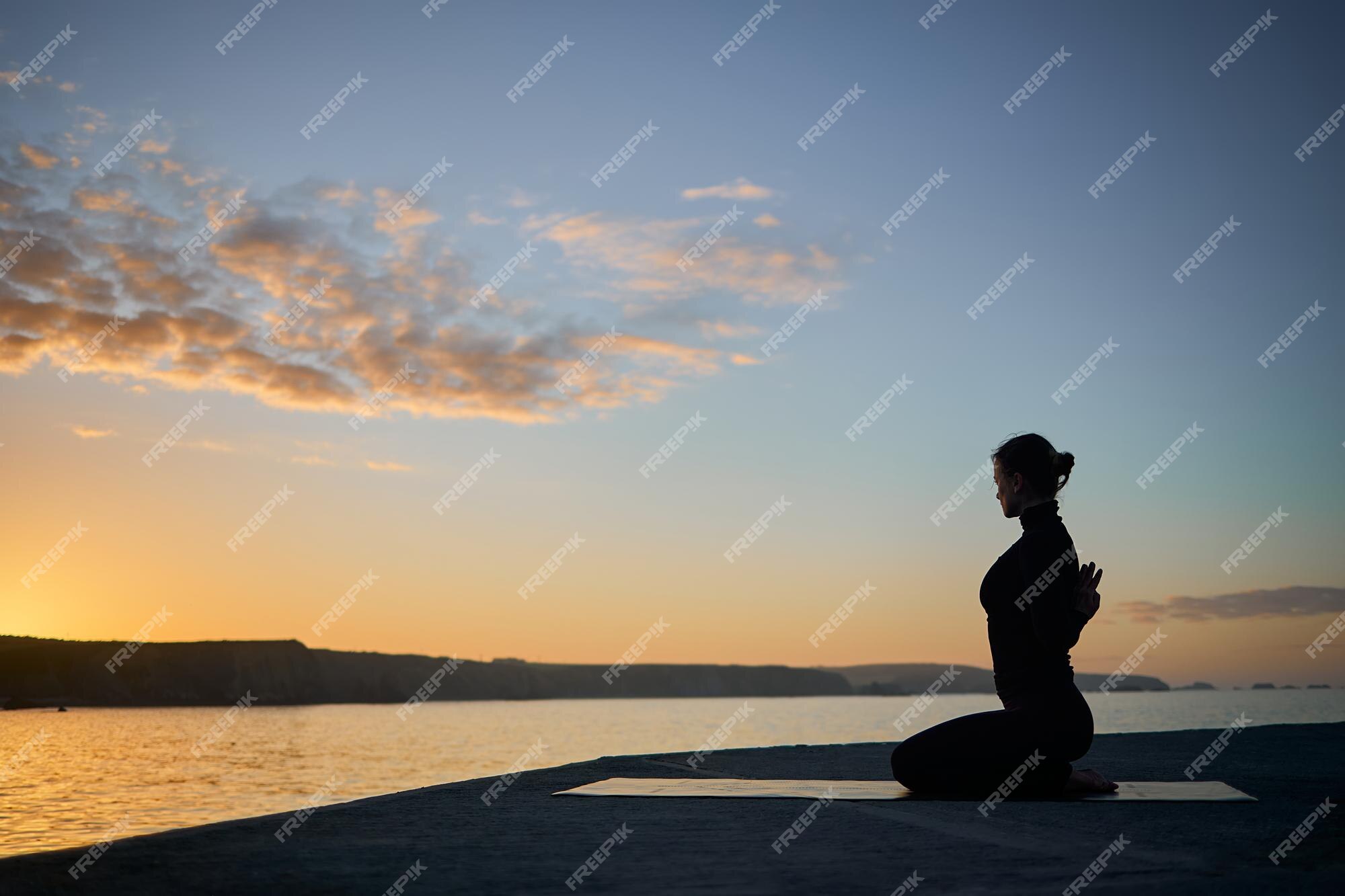 Silueta De Mujer Delgada Estirando Y Haciendo Pose De Yoga Concepto De Estilo De Vida Saludable 6304