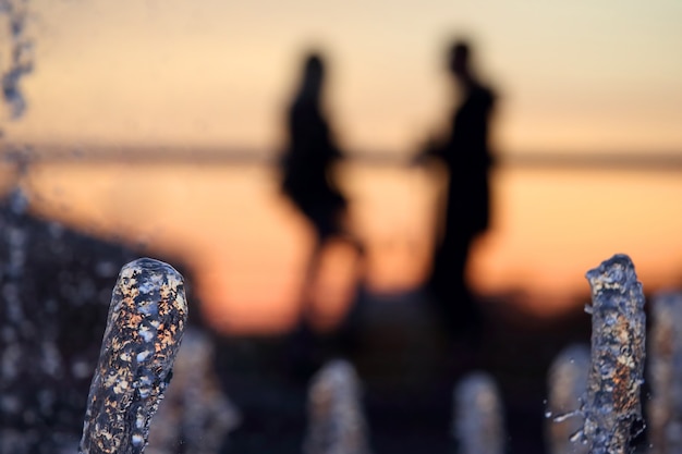 Siluetas Borrosas De Personas Contra El Cielo Nocturno Foto Premium