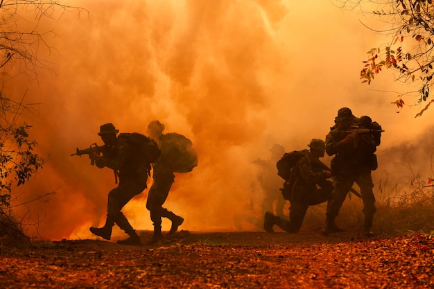 Siluetas Militares En El Campo De Batalla Foto Premium