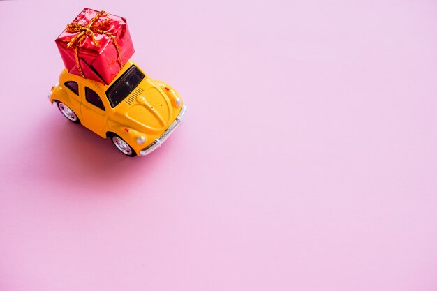 Simplemente Disene El Coche De Juguete Retro Vintage Amarillo Que Entrega La Caja De Regalo En