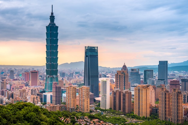 Skyline of taipei cityscape taipei 101 edificio de la ciudad financiera ...