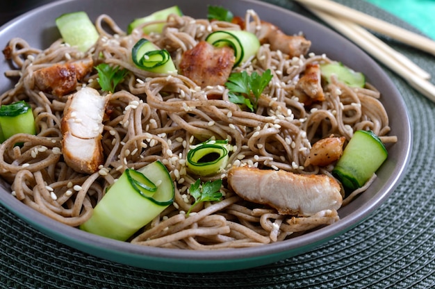 Soba Fr A Con Pollo Pepinos Frescos Salsa Y S Samo Ensalada Fr A