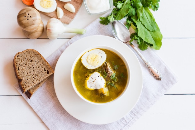 Sobre Una Mesa De Taz N De Madera Blanca Con Sopa De Verduras De