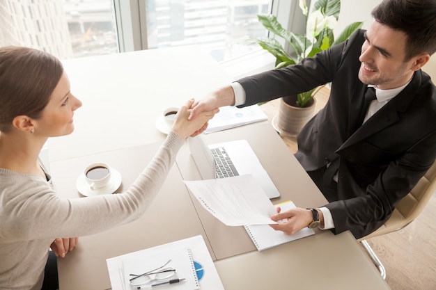 Socios De Negocios Celebrando La Firma De Contrato Foto Gratis 3571