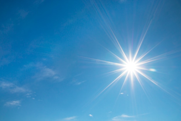 Sol brillante en el cielo azul claro con espacio de texto libre Foto Premium 
