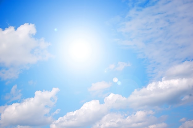Sol brillante en el cielo azul claro | Descargar Fotos gratis