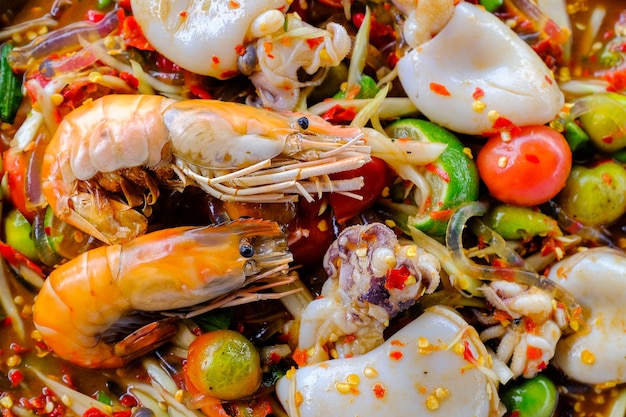 Som Tam Seafood Ensalada Picante De Papaya Con Cangrejo Salado En La Mesa De Madera Foto