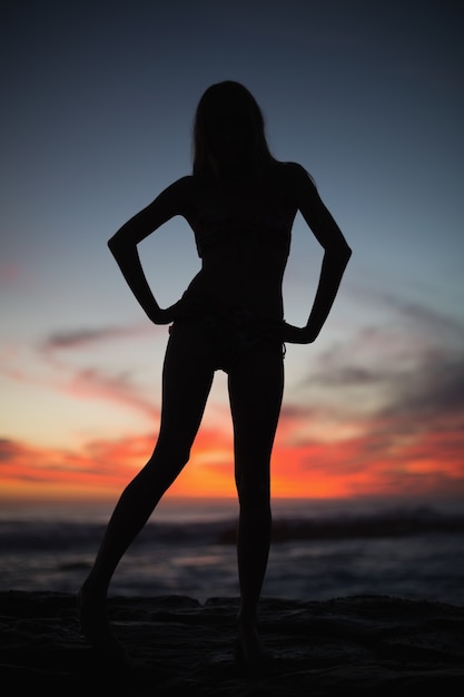 Sombra De Mujer Atractiva Posando En La Playa Foto Premium