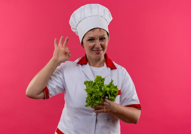 Sonriente Cocinera De Mediana Edad En Uniforme De Chef Sosteniendo