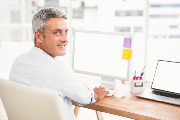 Sonriente Hombre De Negocios Casual Trabajando Con La Computadora