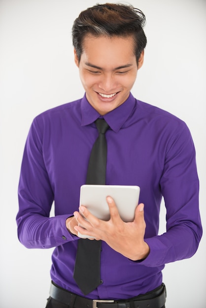 Sonriente Joven Asiático Hombre De Negocios Usando Tableta Foto Gratis 