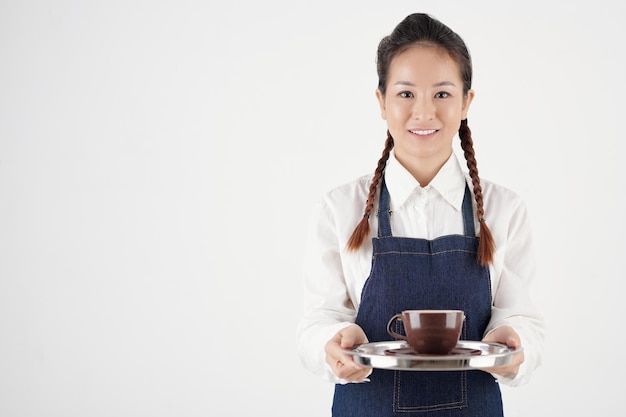 Sonriente Joven Camarera De Coffeeshop Sosteniendo La Bandeja Con Una