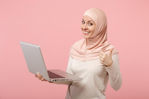 Sonriente Joven Mujer Musulmana Rabe En Ropa Ligera Hiyab Posando