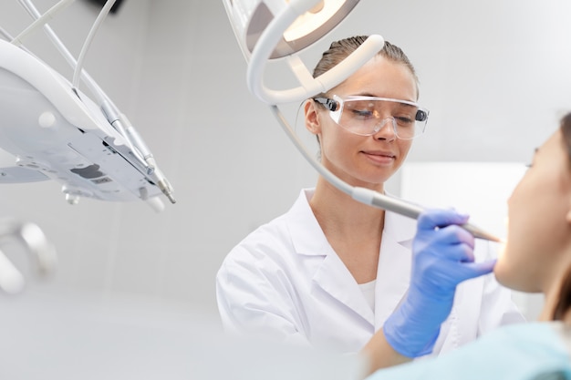 Sonriente Mujer Dentista En El Trabajo Foto Premium