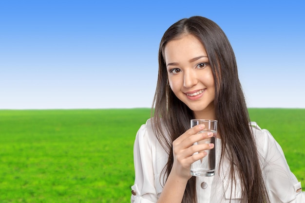 Sonriente Mujer Joven Con Vaso De Agua Foto Premium