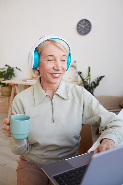 Sonriente Mujer Madura En Auriculares Mirando El Monitor De La Computadora Port Til Y Sonriendo