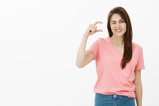 Sonriente Mujer Morena Posando En El Estudio Foto Gratis