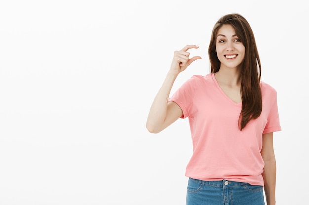 Sonriente Mujer Morena Posando En El Estudio Foto Gratis