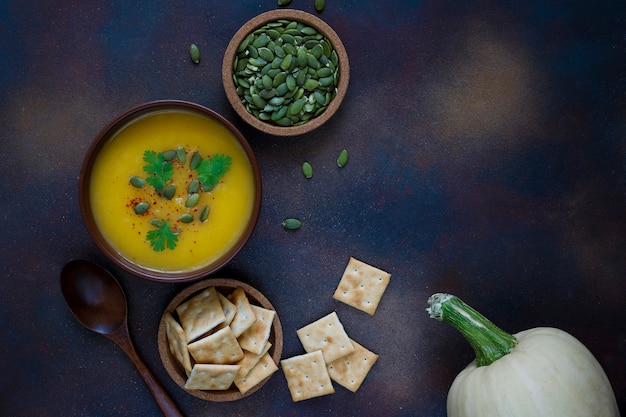 Sopa asada de crema de calabaza con semillas de calabaza Foto gratis