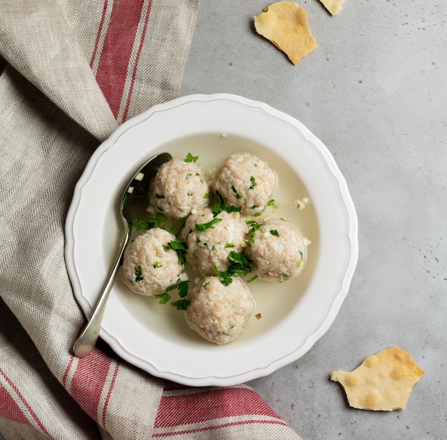 Sopa De Bolas De Matz De Pollo Casera Con Perejil Y Ajo En Un Plato De