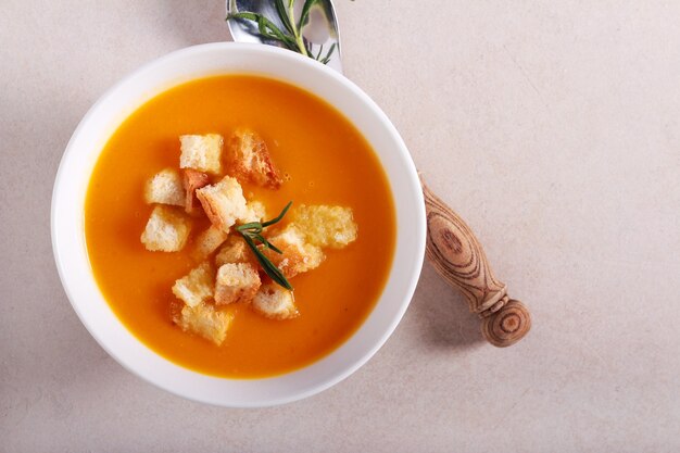 Sopa De Calabaza Con Picatostes En Un Bol Foto Premium