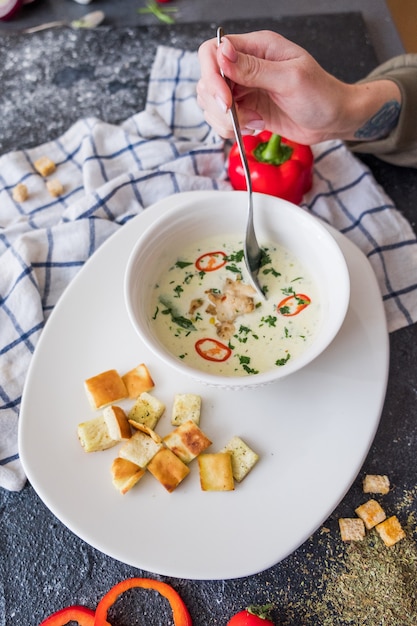 Sopa Poner Crema De La Seta Con Los Champi Ones Crema Cebolla Ajo Aislado En El Fondo Blanco