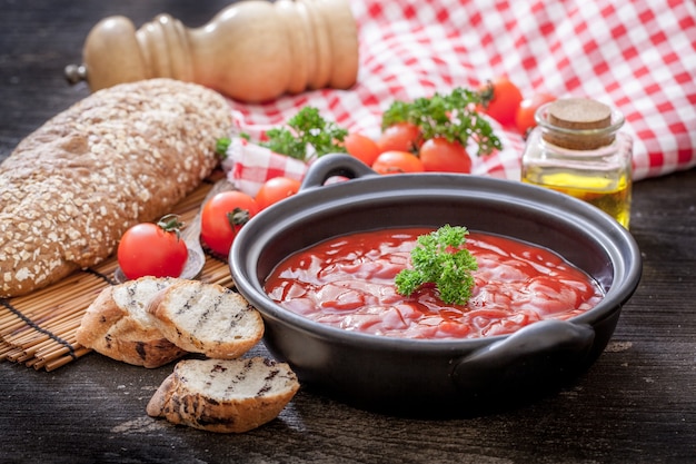 Sopa de tomate gazpacho con tomates cocina española Foto Premium