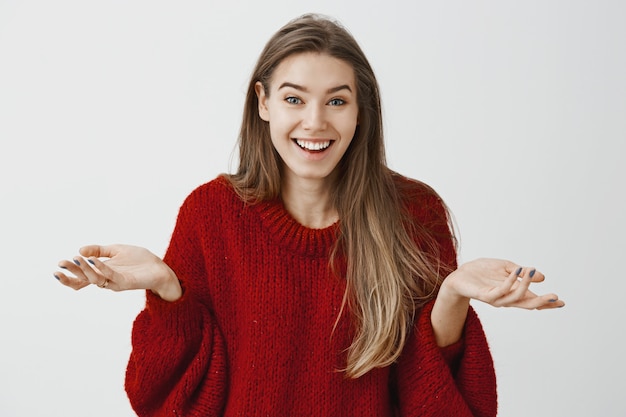 Sorprendida Chica Emotiva Al Ver Una Sorpresa Increible Mujer Alegre Asombrada Con Elegante Sueter Rojo Suelto