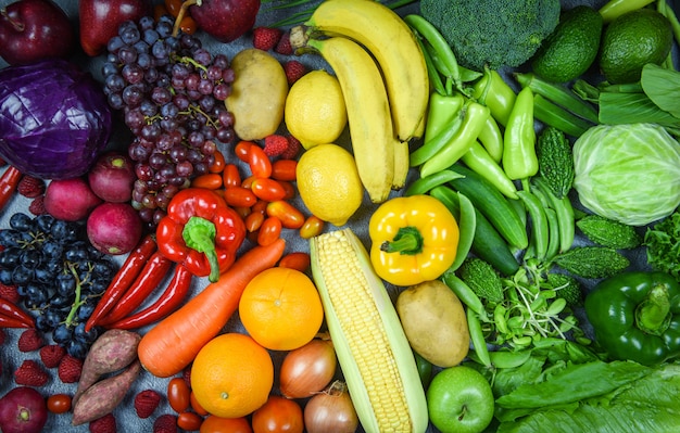 Surtido de fruta fresca madura rojo amarillo púrpura y verde verduras selección mixta varias verduras y frutas comida sana comer sano para el corazón vida colesterol dieta salud Foto Premium 