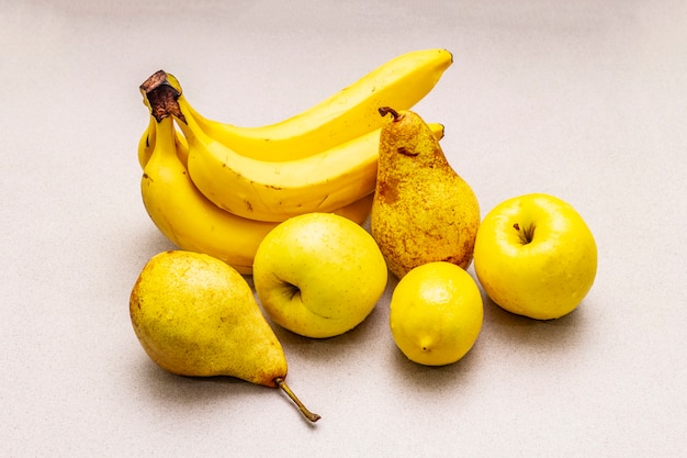 Surtido de frutas amarillas brillantes | Foto Premium
