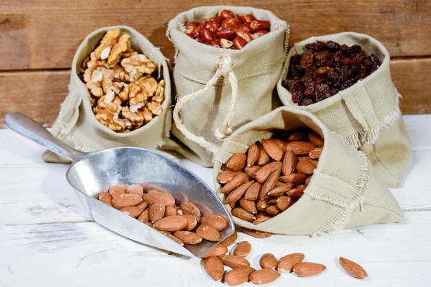 Surtido De Frutos Secos En Pequeñas Bolsas De Lona Foto Premium