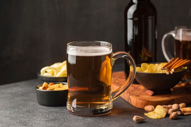 Surtido con jarra de cerveza y snacks. | Foto Gratis