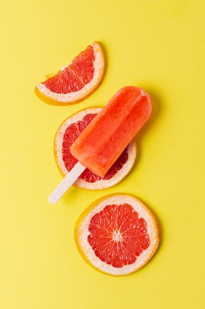 Surtido De Paletas De Frutas Con Toronja Foto Premium