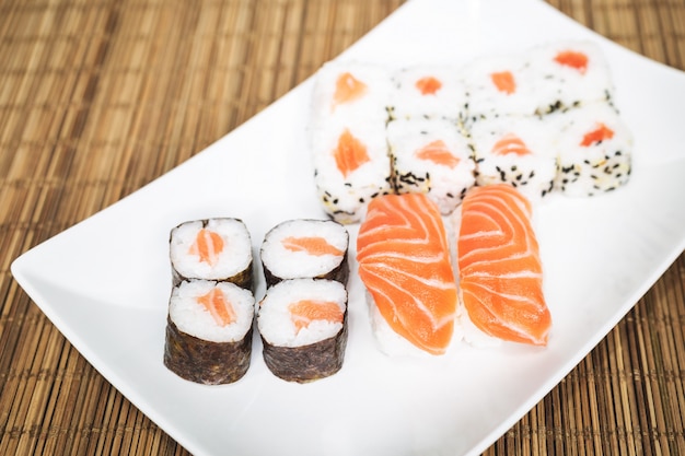 Sushi, una comida típica japonesa preparada con una base de arroz y varios pescados crudos como atún, salmón, camarón y dorada. Foto Premium
