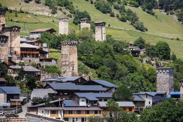 Svaneti georgia 19 de julio de 2017 pueblo de montaña con torres