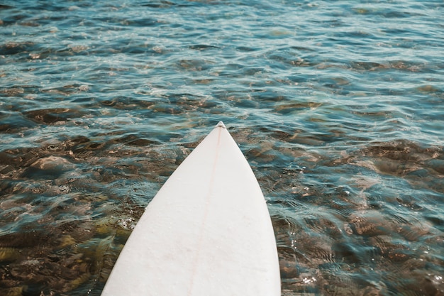 Tabla de surf sobre agua limpia | Foto Gratis