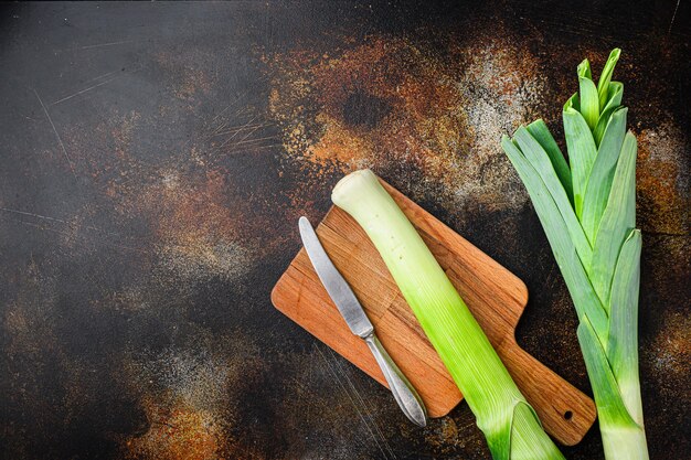 Tallos De Puerro Ecologico Con Ingredientes De Hierbas Para Cocinar Puerros Estofados Foto Premium