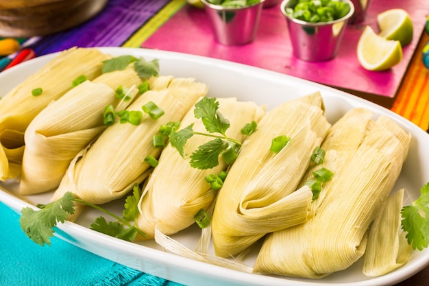 Tamales Caseros En Un Plato Para Servir En La Mesa De La Fiesta Foto Premium