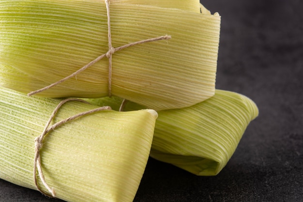 Tamales Mexicanos De Maiz Y Pollo Sobre Fondo Negro Foto Premium