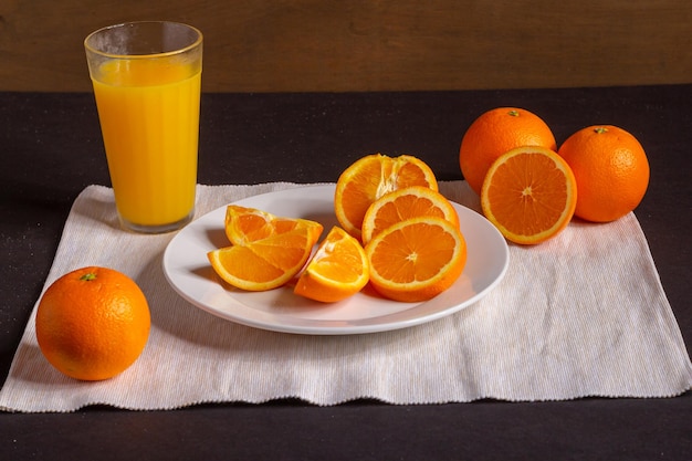 Tarro De Cristal Con Zumo De Naranja Fresco Y Fruta Fresca Sobre Una