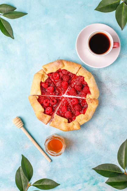 Tarta abierta, galette de frambuesa. postre de bayas de verano. | Foto