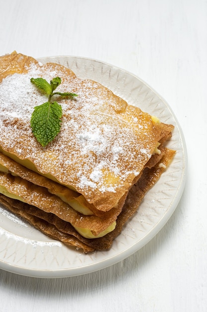 Tarta árabe casera con pasta filo y crema pastelera desde arriba