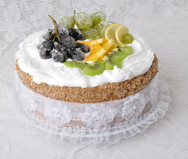 Tarta De Chocolate Con Nata Montada Y Aderezada Con Fruta Fresca Foto